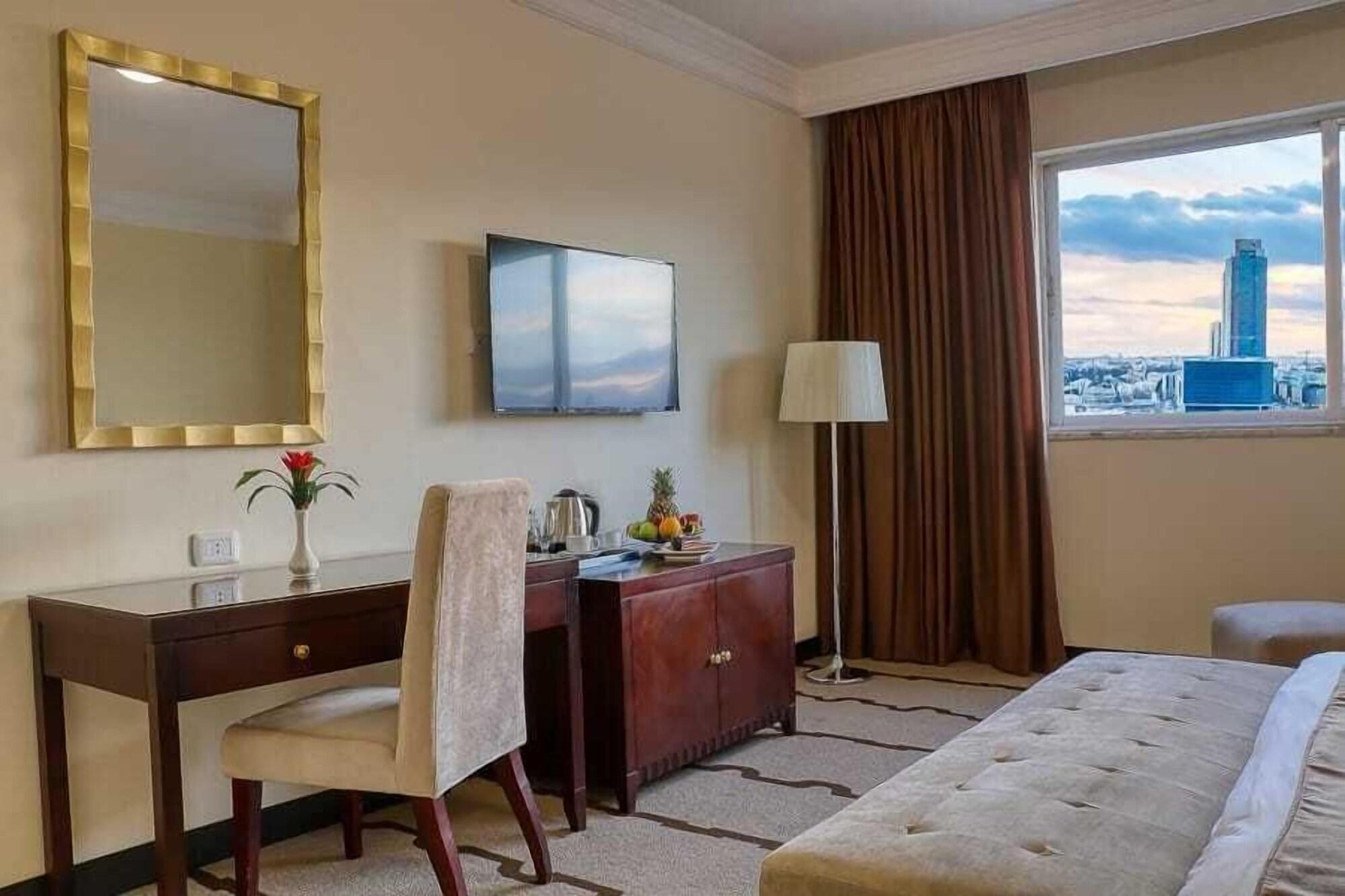 Carnival Hotel Аман Екстериор снимка