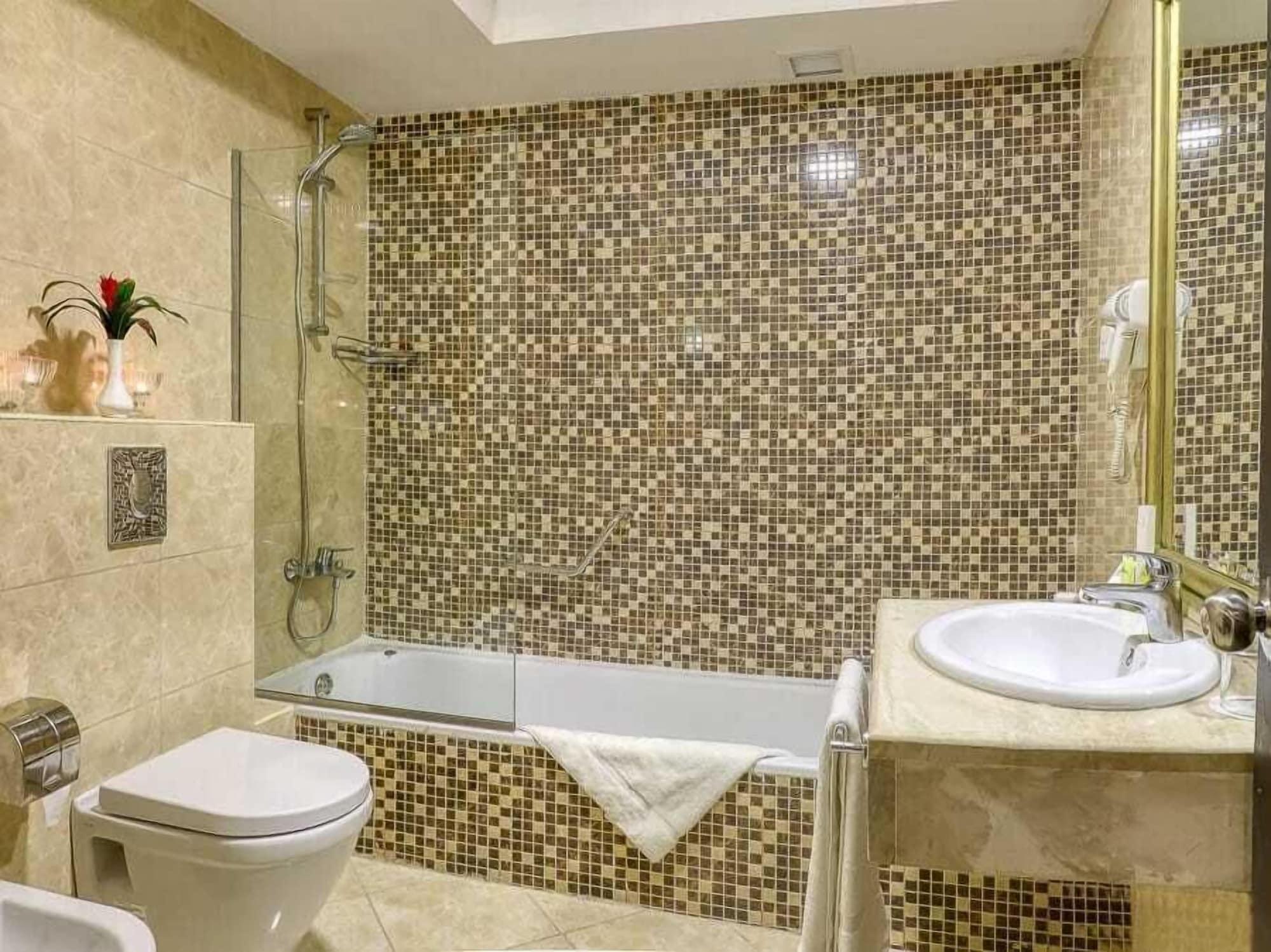 Carnival Hotel Аман Екстериор снимка