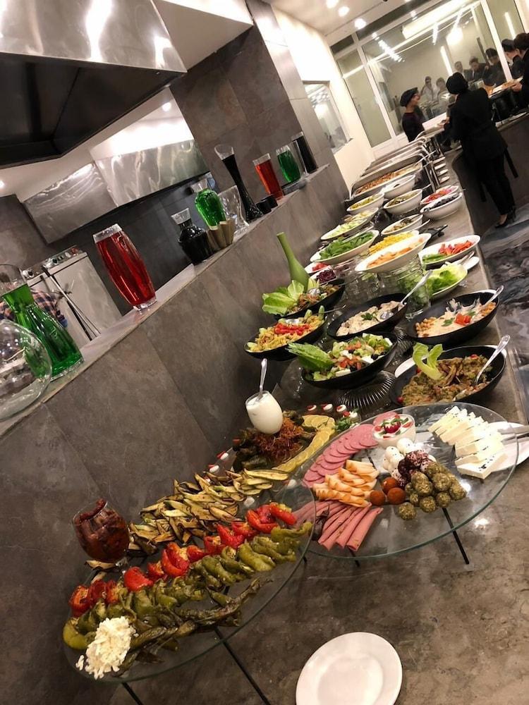 Carnival Hotel Аман Екстериор снимка