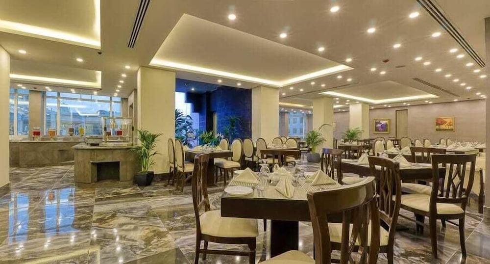 Carnival Hotel Аман Екстериор снимка