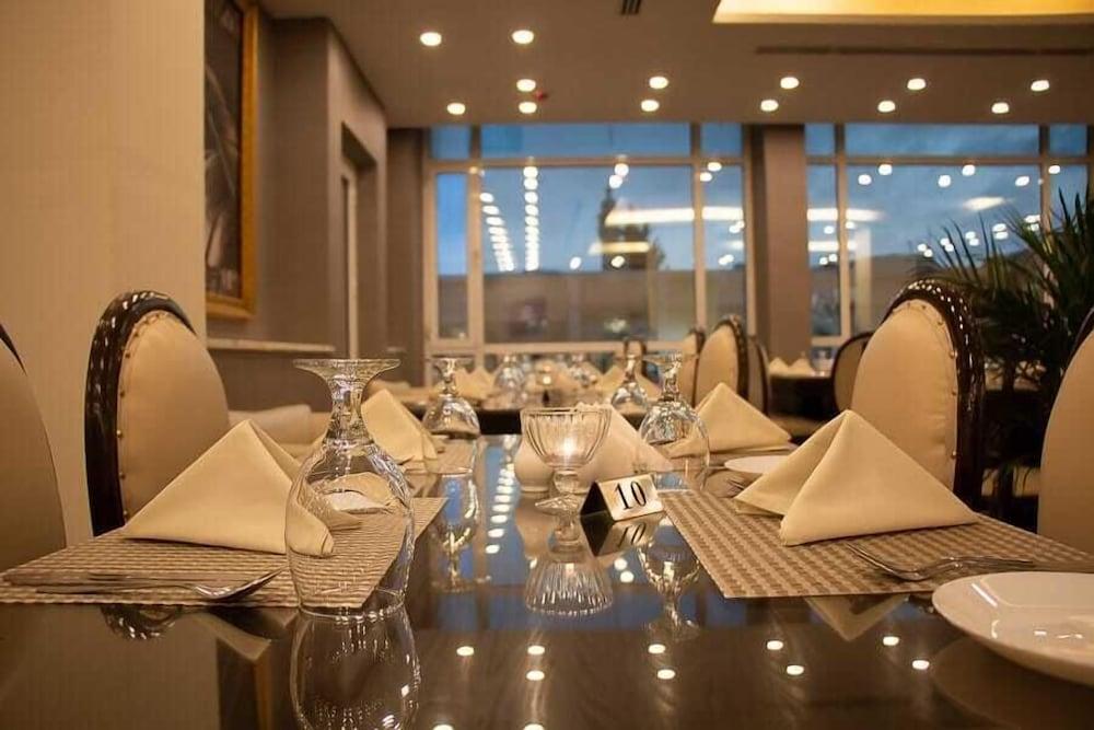 Carnival Hotel Аман Екстериор снимка